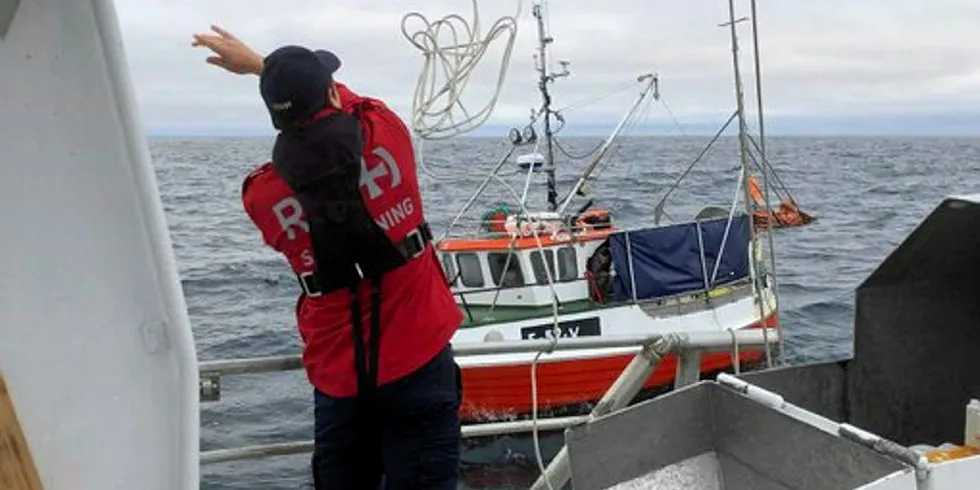 Finnmark: Redningsselskapet hjelper denne sjarken uten framdrift utenfor Mehamn.