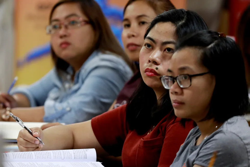 Filippinske sykepleiere på kurs i Manila for å kvalifisere seg til jobber i Europa.