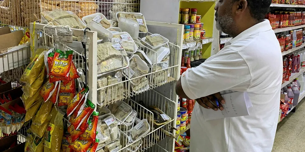 KLIPPFISK: Slik selges klippfisk på et supermarked i Kingston på Jamaica, kuttet og pakket i plastposter med fisk som skal vannes ut deb ender opp som mat til middag eller frokost.