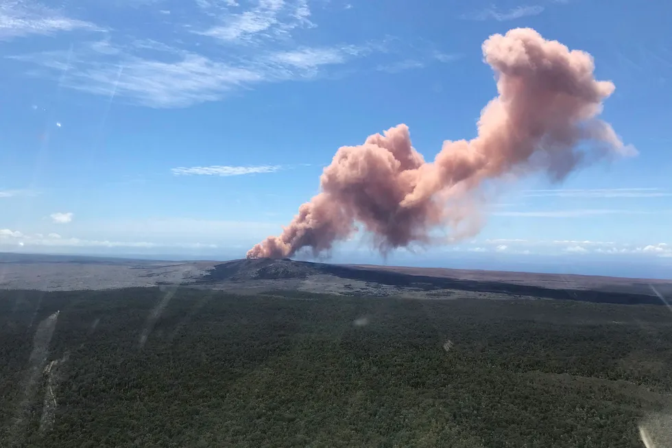 Folk på Hawaii evakueres på grunn av utslipp fra Kilauea-vulkanen. Bildet er tatt torsdag. Foto: Kevan Kamibayashi/U.S. Geological Survey via AP/NTB Scanpix