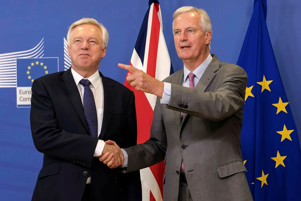 Storbritannias brexit-minister David Davis (t.v.) sammen med EUs sjefforhandler i brexit-forhandlingene, Michel Barnier. Foto: AP/NTB Scanpix