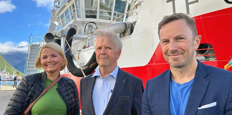 Maritim Competence omsetter for mest av skipsmeglerne, viser Fiskeribladets gjennomgang. Her er seniorrådgiver Carina Falck Esaiassen, daglig leder Einar-Tore Esaiassen og senior skipsmegler Kai Andre Johansen (t.h.) avbildet.