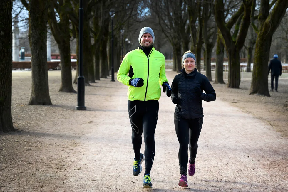Kollegene Ellen Fjærvoll Samdal (32) og Steinar Mossige (30) har startet sitt eget treningsprogram under pandemien ettersom treningssentrene i Oslo er stengt.