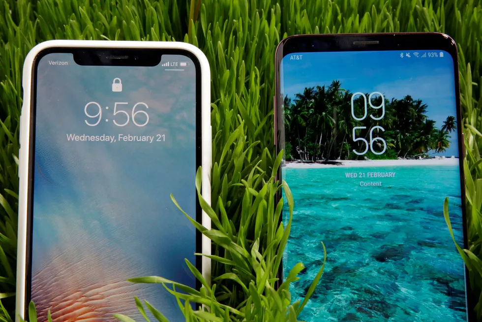 Samsung er dømt i USA for å ha kopiert deler av Apples design. Til venstre på bildet er en Apple iPhone X, og til høyre en Samsung Galaxy S9 Plus. Foto: Richard Drew/AP photo/NTB Scanpix