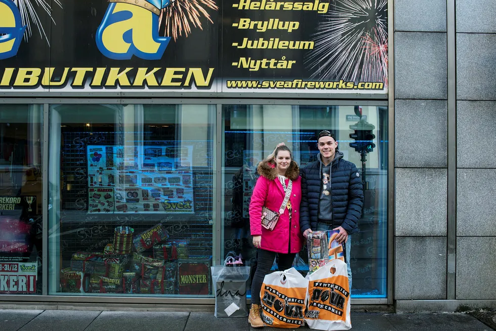 De tyske turistene Vanessa Jäkel og Dominic Wilke har handlet fyrverkeri for over 1000 norske kroner i år. Men det kan bli siste året de kjøper eget fyrverkeri.