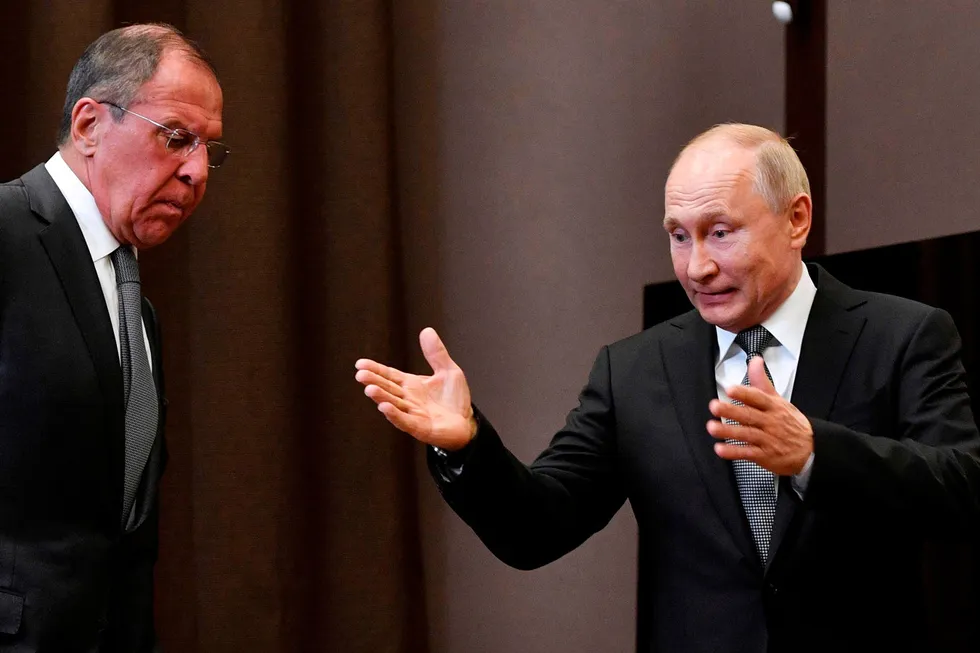 Den russiske utenriksministeren Sergej Lavrov (til høyre) og president Vladimir Putin er ledere i verdens nest største atommakt, Russland. Fem land har «lov» til å ha atomvåpen – USA, Russland, Kina, Storbritannia og Frankrike. Disse landene hadde atomvåpen før ikkespredningsavtalen kom på plass i 1968.