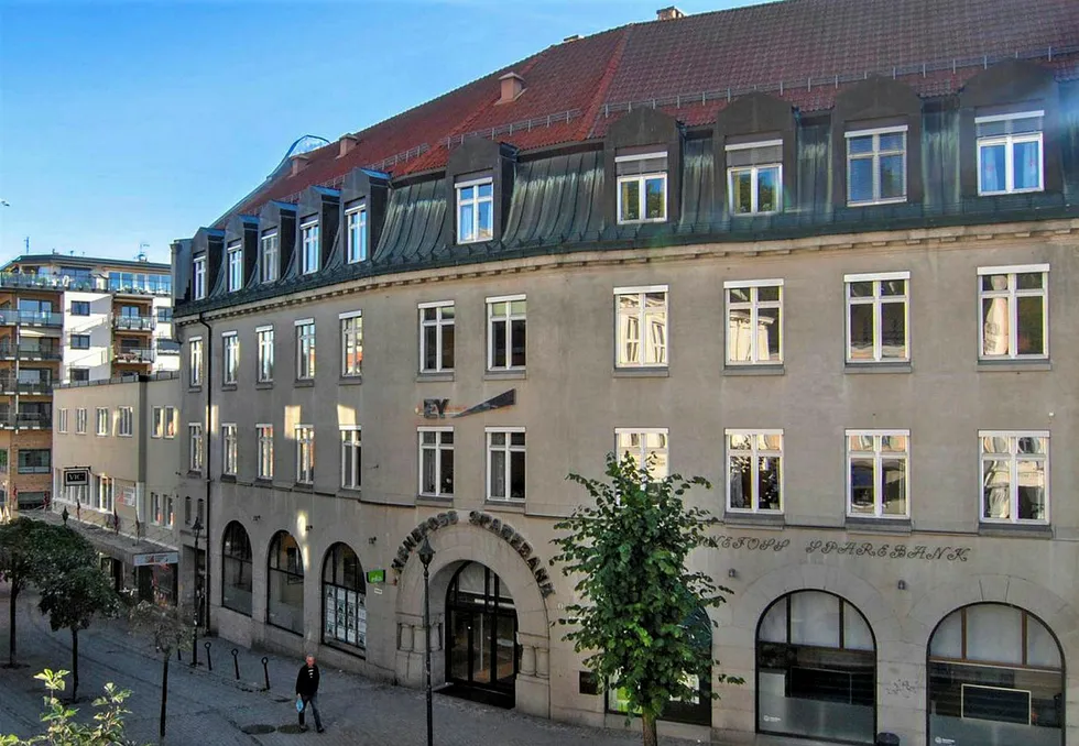 Hønefoss Sparebank er ilagt et overtredelsesgebyr på 1,5 millioner kroner av Finanstilsynet. Her fra lokalene til banken i Hønefoss sentrum.
