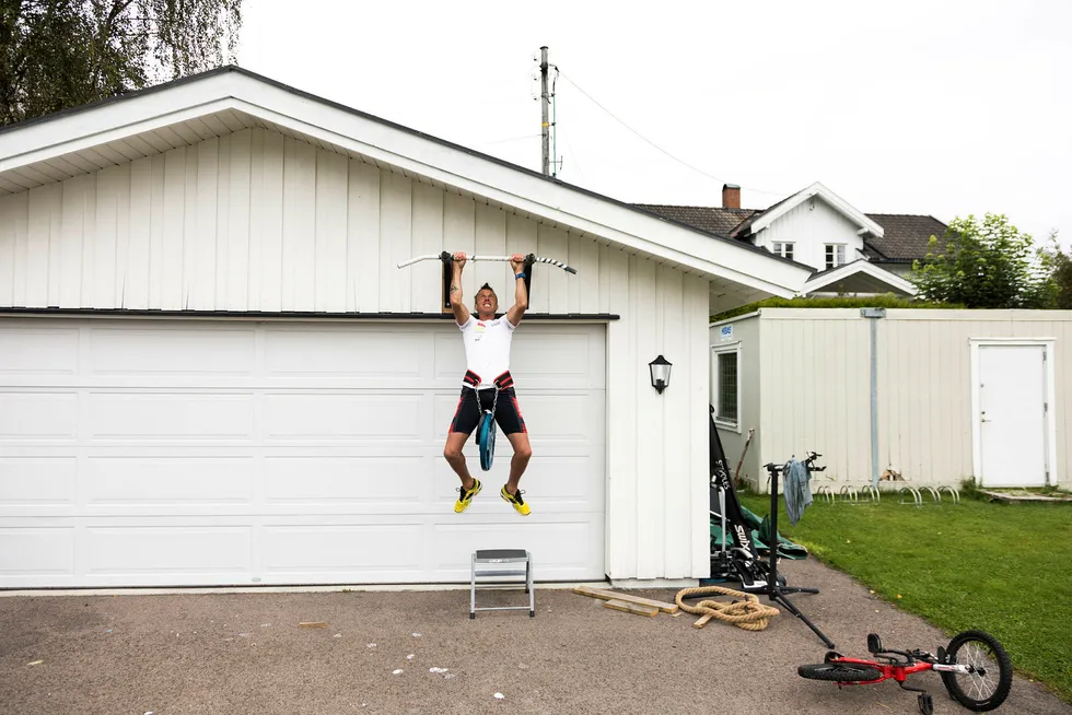 Anders Aukland har montert en hangups-stang på utsiden av garasjen. I hagen har han også oppført en ny skibod. Foto: Gunnar Lier