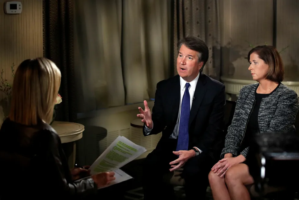 Brett Kavanaugh og hans kone Ashley Kavanaugh svarer på spørsmål under et intervju på tv-programmet FOX News mandag.