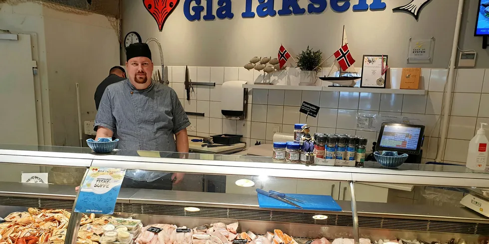 FORNØYD: Christer W. Andersen i Fiskebutikken Glalaksen i Sarpsborg selger laksen fra Fredrikstad Seafood som «Øra-laks» til priser litt over vanlig oppdrettslaks