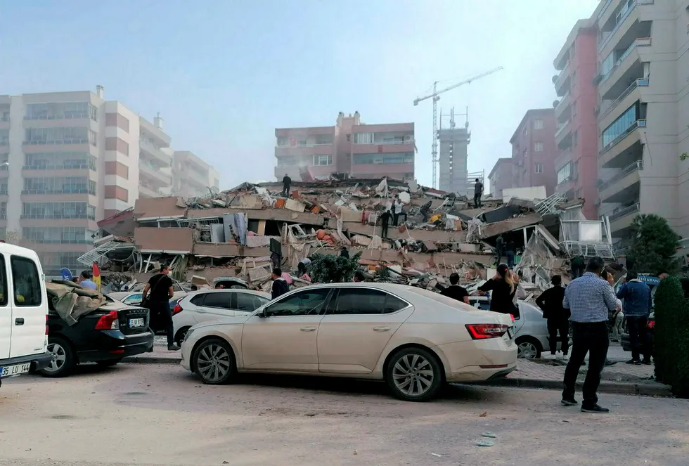 Izmir, Tyrkia på fredag 30. oktober etter at et kraftig jordskjelv rammet kysten av Egeerhavet.