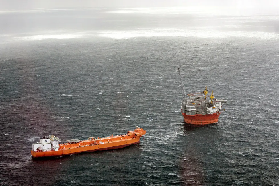 Oljeproduksjonen på «Goliat» i Barentshavet ble nær halvert i fjor på grunn av reparasjoner og stoppordre fra myndighetene. Nylig leverte oljeplattformen oljelast nummer 50 til en oljetanker. Foto: Aleksander Nordahl