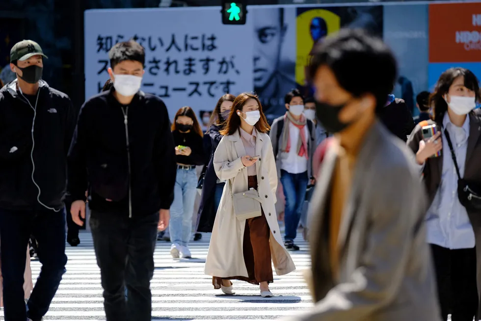 Til tross for nye smitteutbrudd i blant annet India, Japan og Thailand er optimsimen på vei tilbake hos verdens forbrukere. De har økt sparingen med nesten 50.000 milliarder kroner under koronapandemien. Her fra Shibuya i Tokyo på søndag.