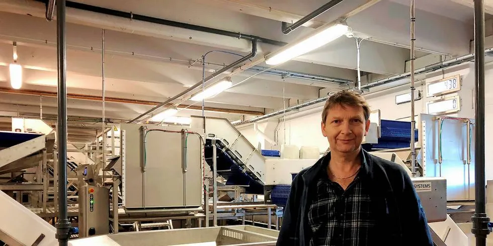 STADIG NYE PROSJEKTER: Sommarøy produksjonslag har investert i mye nytt produksjonsutstyr i forkant av vintersesongen, blant annet ny sløyelinje. Daglig leder Geir Johnsen er veldig fornøyd med resultatet. Foto: Silje Helene Nilsen