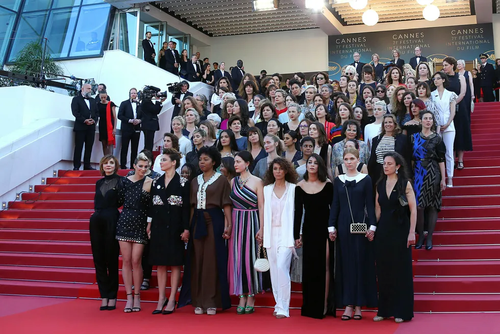 82 representanter for filmindustrien står på trappene i Palais des Festivals i Cannes under protesten mot diskriminering av kvinner. Foto: Joel C Ryan/Invision/AP / NTB scanpix