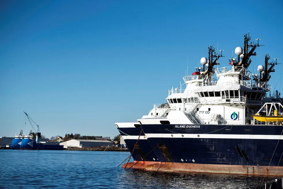 Supplybåter fra Island Offshore ligger i opplag i Ulsteinvik. Selskapet har nå fått flere av båtene i arbeid - og jubler over å hente tilbake tidligere permitterte ansatte. Foto: Per Ståle Bugjerde