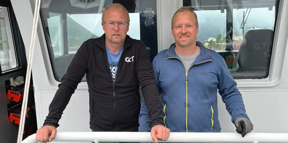 Jim Eyolf Frantzen og broren Glenn Andre Rune Frantzen (t.h.) fikk 10,98 meter lange «Senjaland» til hjemmehavnen Sifjord i sommer.