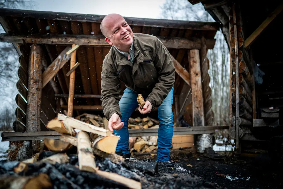 Trygve Slagsvold Vedum ved bålet foran gapahuken på gården sin i Stange kommune.