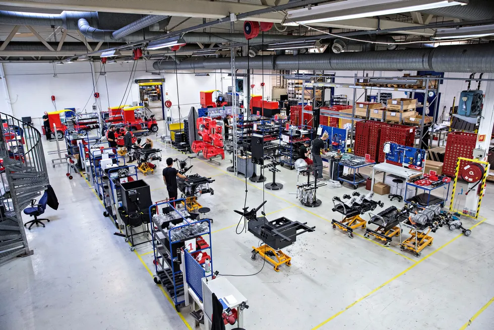 Norske industribedrifter venter en videre vekst i aktiviteten. Her fra kjøretøy-fabrikken til Loyds Industri i Sarpsborg, som produserer elbiler for postvesenet i inn- og utland.