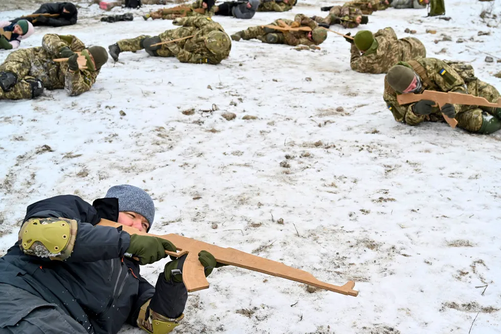 Ukrainske heimevernssoldater med tregeværer øver seg på å beskytte storbyen Kiev fra et et eventuelt russisk angrep.