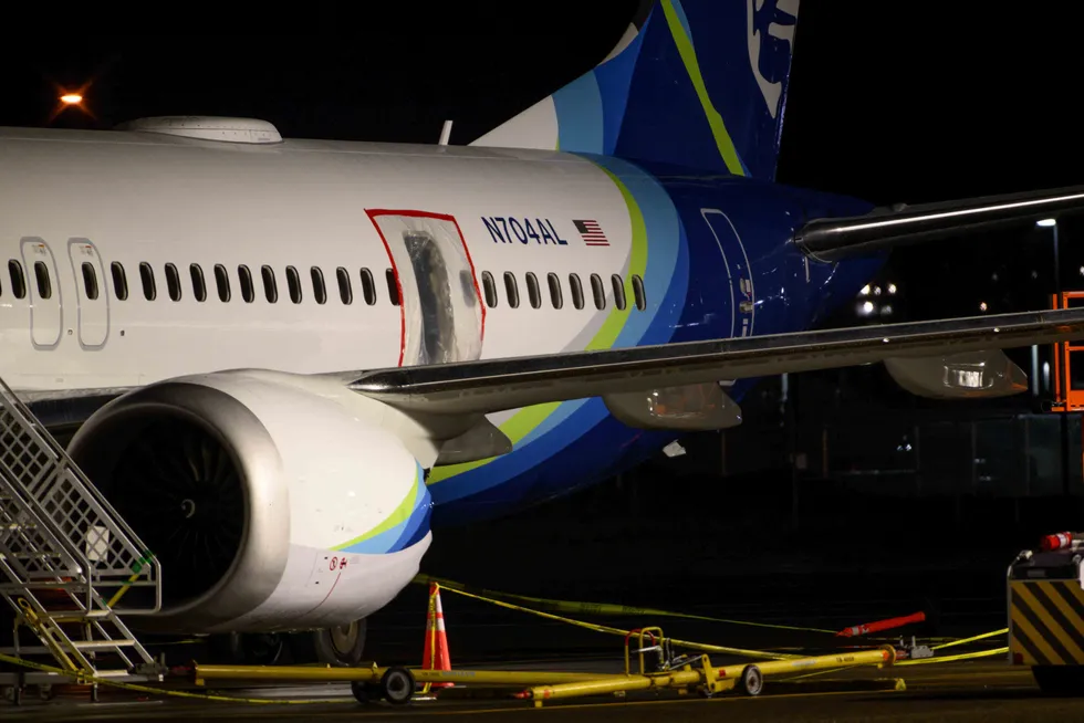 Ulykkesflyet fra Alaska Airlines (bildet) hadde montert et erstatningspanel bak på skroget der det vanligvis er gjort plass til en ekstra nødutgang på Boeing 737 Max 9-flyet. Nå skal alle disse flyene sjekkes, og der kan gi nye leveringsproblemer på Boeing-fabrikken.