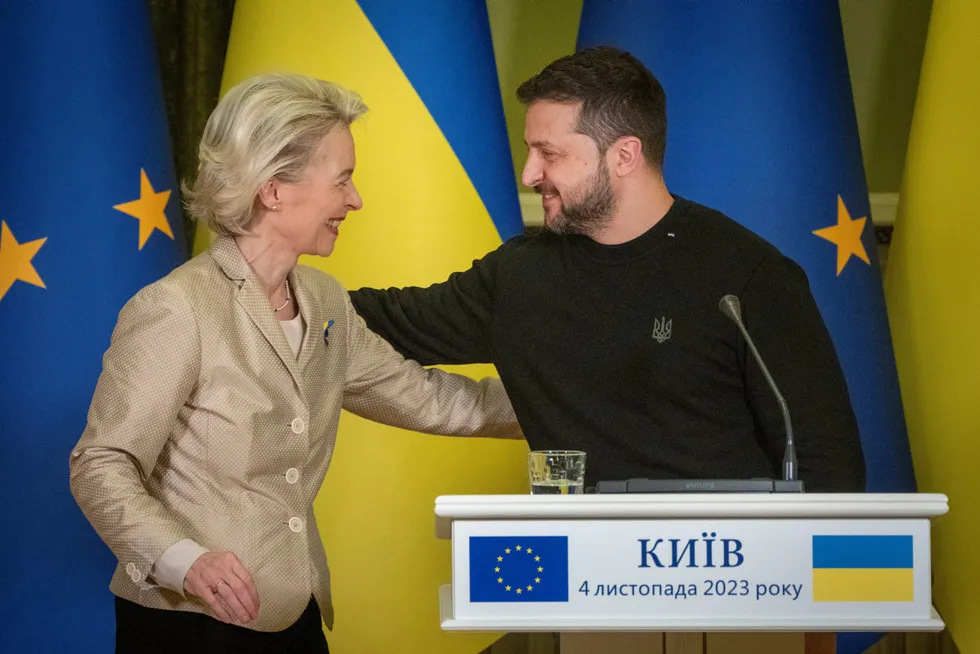 Europakommisjonens president Ursula von der Leyen på besøk hos Ukrainas president Volodymyr Zelenskyj i Kyiv.