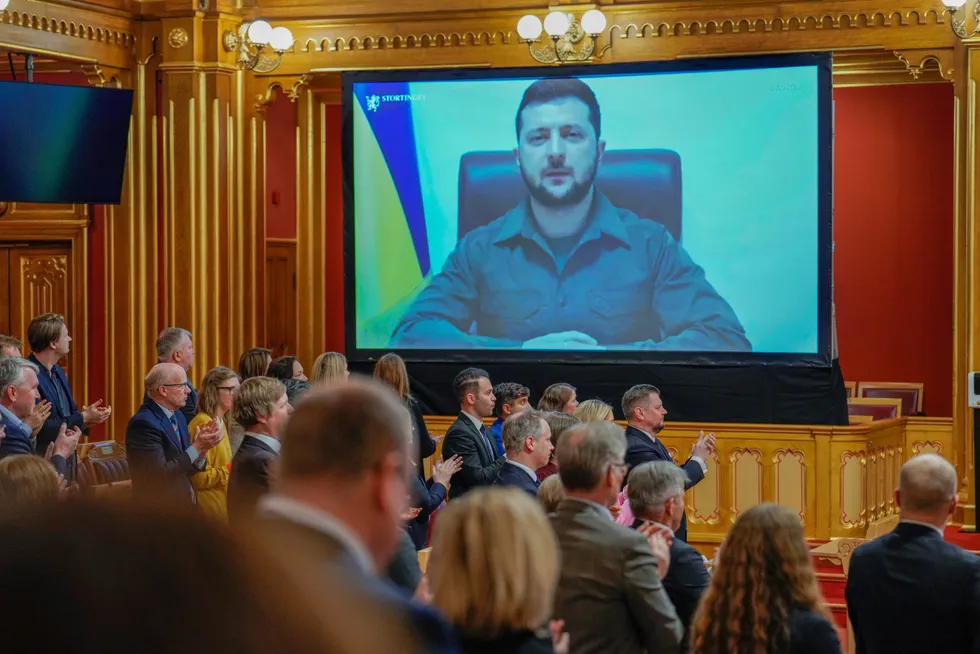 Ukrainas president Volodymyr Zelenskyj taler til Stortinget i mars, ba han Norge om å stenge norske havner.