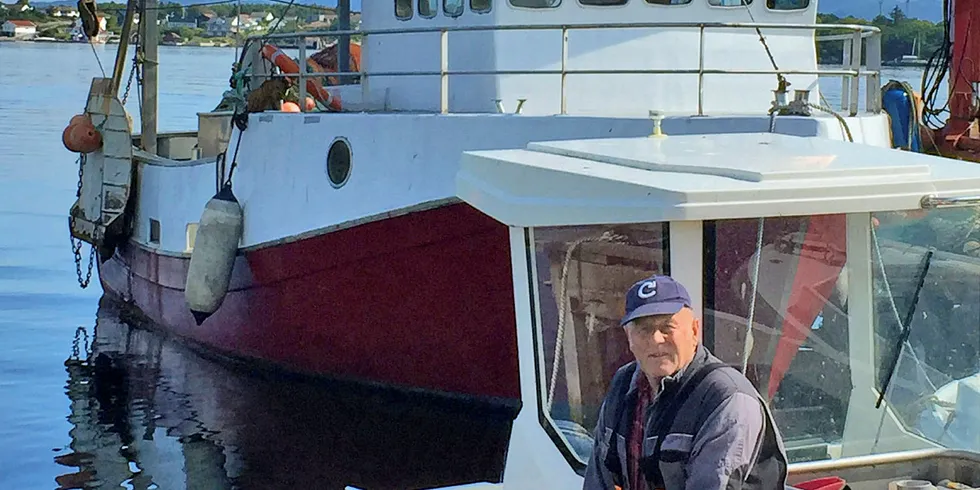 MANGELFULL FORSTÅELSE: Oddvar Sangedal, er fisker og selger fisken fra kai i Stavanger. Han mener Fiskeridirektoratet forskjellsbehandler når fiskere i Oslofjorden får dispensasjon fra å bruke rekerist for å ivareta kystkultur med rekesalg, mens han selv ikke får det.