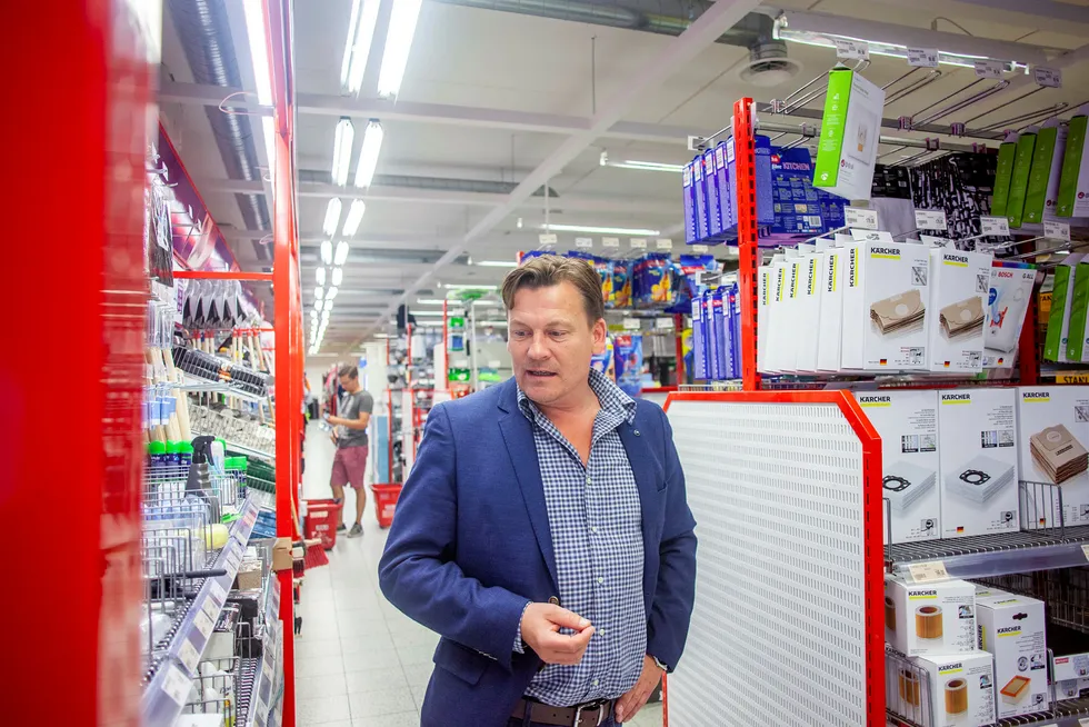 Jula-sjef Johnny Albøge har alt fra tradisjonelle jernvarer til isbitmaskiner og klær i hyllene i sine varehus. Her er han på varehuset i Lørenskog.