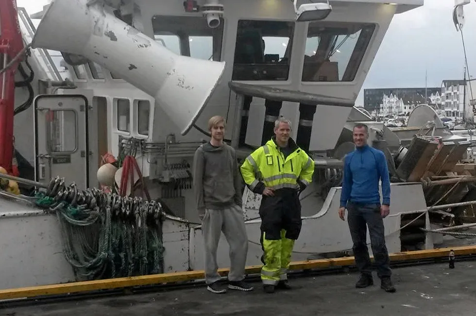 Dag Jone (i midten) eier båten «Scombrus» sammen med broren Sjur Tollevik (til høyre). Her sammen med Håvard Kråkenes.