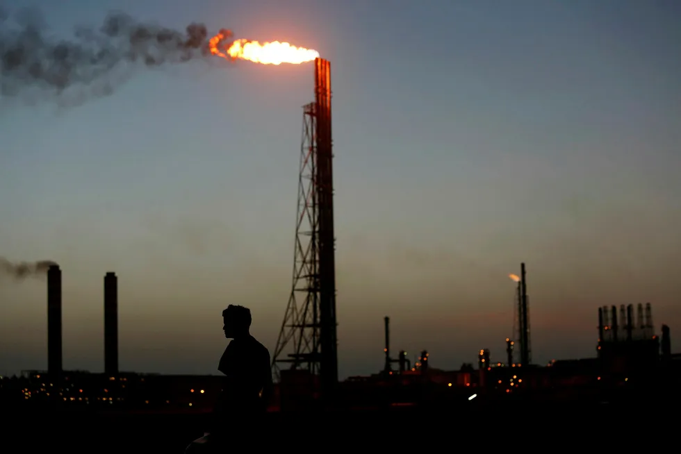 Usikkerheten i oljemarkedet øker i forkant av oljetoppmøtet i Opec onsdag. Her fra Cardon refinery, i Punto Fijo, Venezuela, Foto: Carlos Jasso/Reuters/NTB scanpix