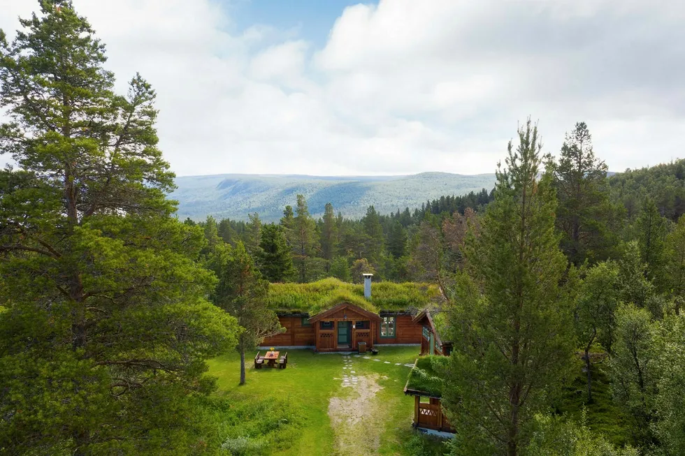 Den 100 kvadratmeter store hytta i Skurdalen i nærheten av Geilo har en prisantydning på 4,8 millioner kroner. Eiendomsmegler Christian Haatuft ser nå en trend der en del kjøper seg oppover i hyttemarkedet.