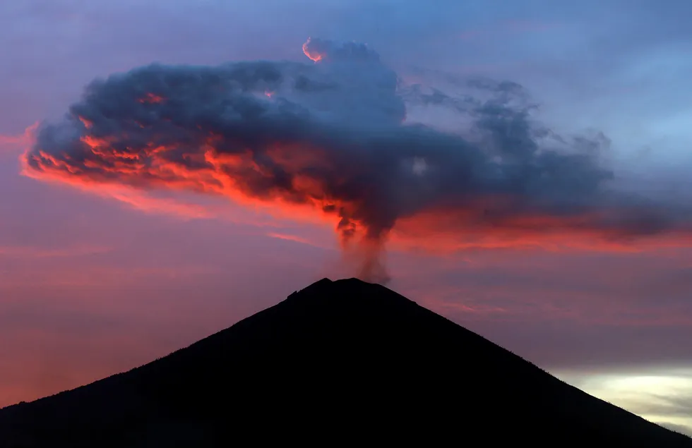 Flere vulkaner i Stillehavsregionen har begynt å røre på seg. Som Agung på Bali (bildet) som i helgen spydde ut en flere kilometer høy askesky. Foto: Firdia Lisnawati/AP photo/NTB Scanpix