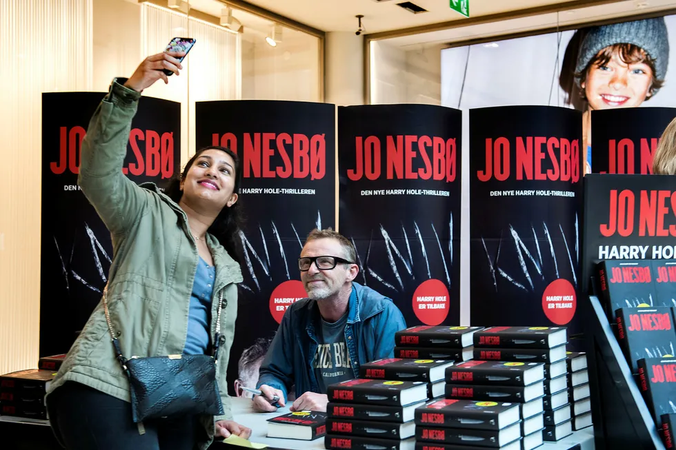 Addchayi Mahalingam kunne dra hjem med signert bok og selfie med Jo Nesbø. Jo Nesbø signerer sin nye på bok «Kniv» på Nye Sandvika Storsenter.
