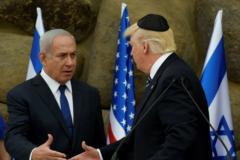 Israels statsminister hilser på USA-president Donald Trump i Jerusalem tirsdag. Foto: Debbie Hill/AP/NTB Scanpix