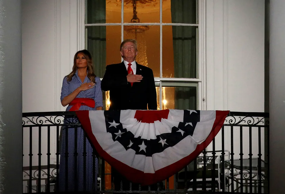 USAs president Donald Trump hyllet militæret i sin tale på nasjonaldagen. På bildet står han på balkongen i Det hvite hus sammen med sin kone Melania Trump under innspillingen av USAs nasjonalsang. Foto: Joshua Roberts/Reuters/NTB Scanpix