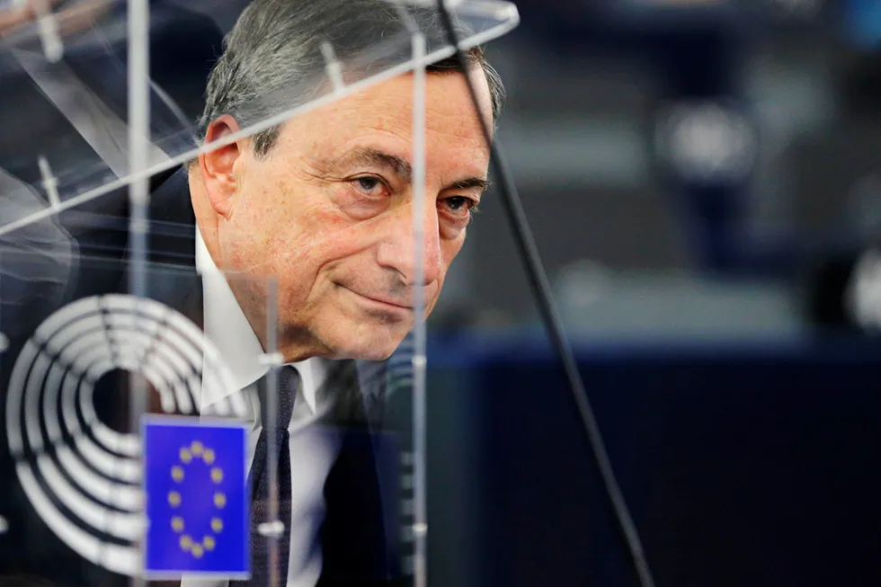 Mario Draghi ble hentet inn for å holde fortet i den italienske regjeringen i fjor vinter, men truer nå med å gå av.