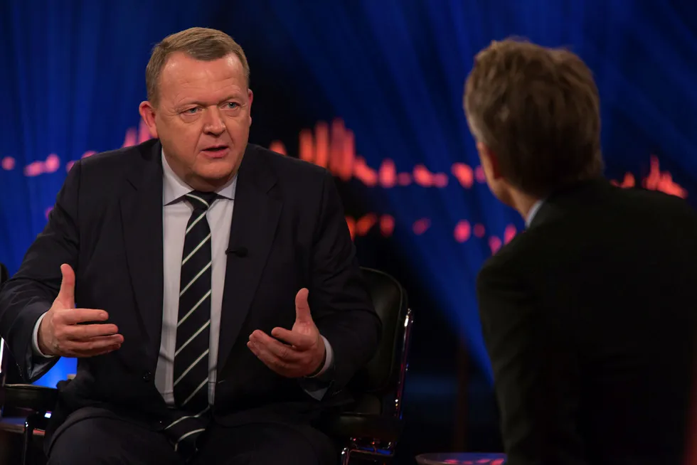 Danmarks statsminister Lars Løkke Rasmussen vil innføre minstelønn. Her på besøk i tv-showet Skavlan.