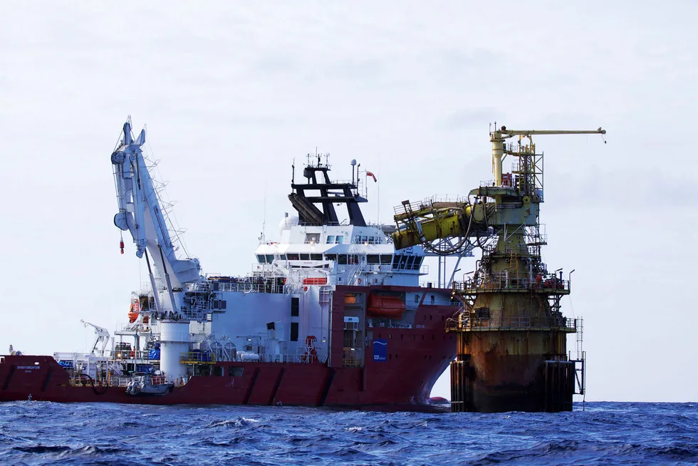 Dykker- og installasjonsfartøyet «Skandi Singapore» er på kontrakt i Stillehavet, uten at det har hjulpet på den økonomiske situasjonen til Dof.