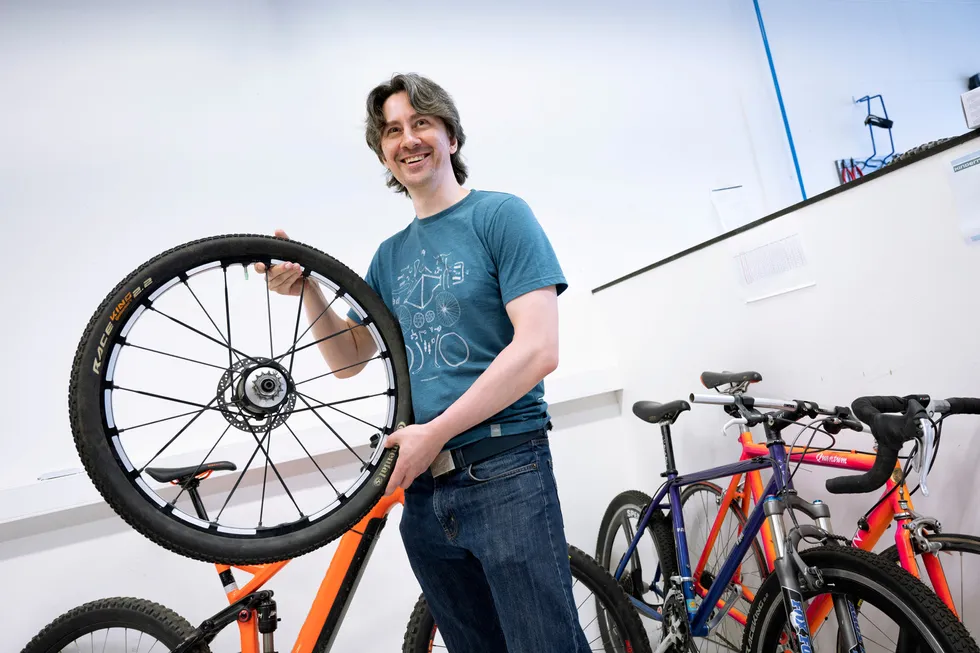 For 14 år siden startet Christian Antal å jobbe med planene om å produsere sykkelgir. Så langt har Kindernay hatt nisjeproduksjon på Kalbakken, men nå forhandles det med store sykkelprodusenter om kontrakter av industriell skala.