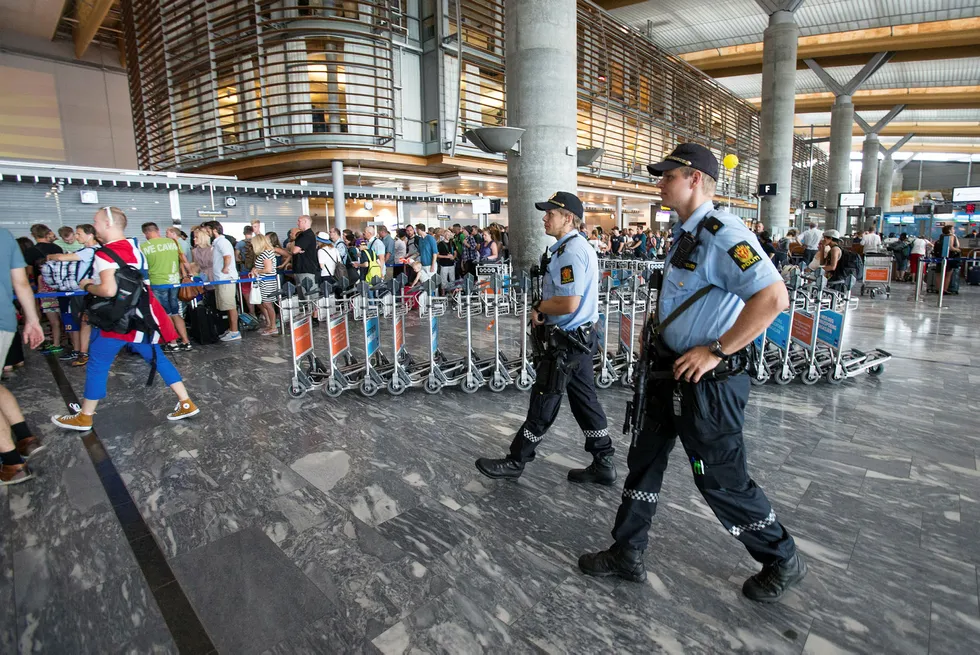 Regjeringen har bestemt seg for å bevæpne politi på Oslo lufthavn Gardermoen. Dette bildet er fra juli 2014 da politiet var midlertidig bevæpnet i forbindelse med forhøyet terrortrusselen mot Norge. Foto: Audun Braastad/NTB Scanpix