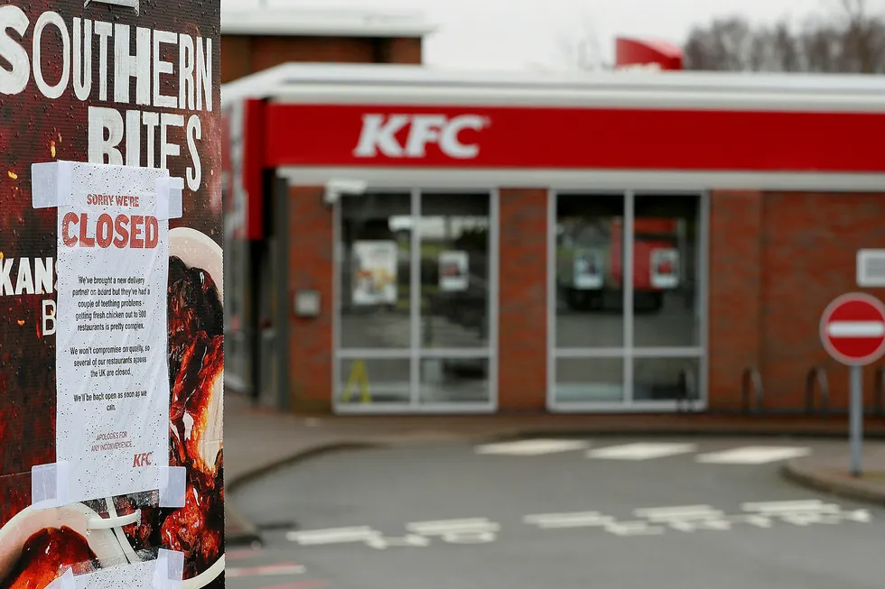 Mer enn 600 av hurtigmatkjeden KFCs restauranter i Storbritannia stenger på grunn av distribusjonsproblemer. Foto: DARREN STAPLES / REUTERS / NTB Scanpix