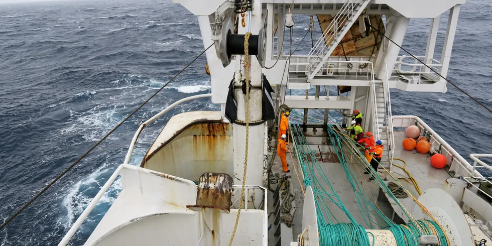 GRENSER: Fiskebåter som lander fisk og bunkrer i utlandet, eller tar fangst utafor 250 nautiske mil fra norskekysten, slipper å betale CO2-avgift. Slik kolmuletrålerne gjør, men de kan få problemer der de fisker makrell og sild rundt en slik grense.