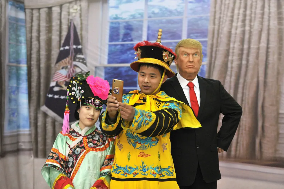 Familieselskapet til USAs president Donald J. Trump har fått godkjent 38 ulike merkenavn i Kina - på alt fra hoteller til massasjeinstitutter som inneholder Trump-navnet. Trump er populær hos kineserne - som her fra en utstilling ved et kjøpesenter. Foto: Chinatopix/AP/NTB Scanpix