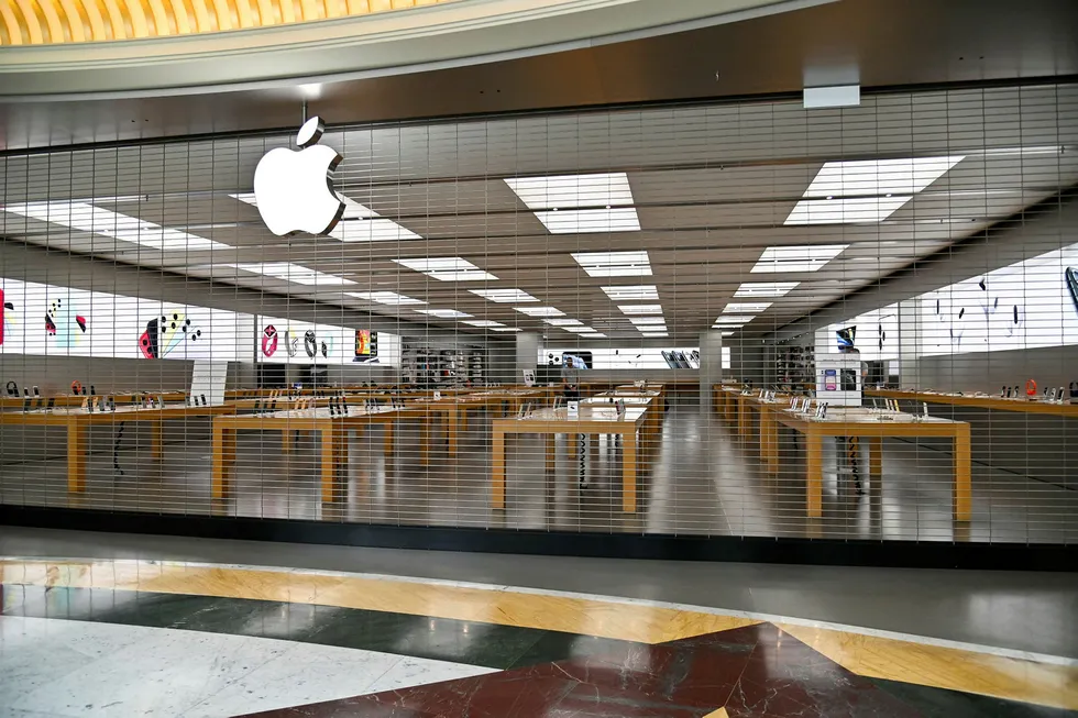 Det er på grunn av Covid-19 at Apple nå stenger butikkene i flere land.