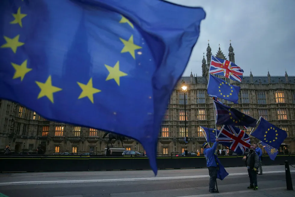 Ettersom stadig flere dårlige nyheter for Storbritannias del om konskekvensene av brexit dukker opp i media, vokser nå motstanden om å melde seg ut av EU. På bildet demonstrerer EU-tilhengere i London mandag denne uken. Foto: Daniel Leal-Olivas/AFP photo/NTB Scanpix