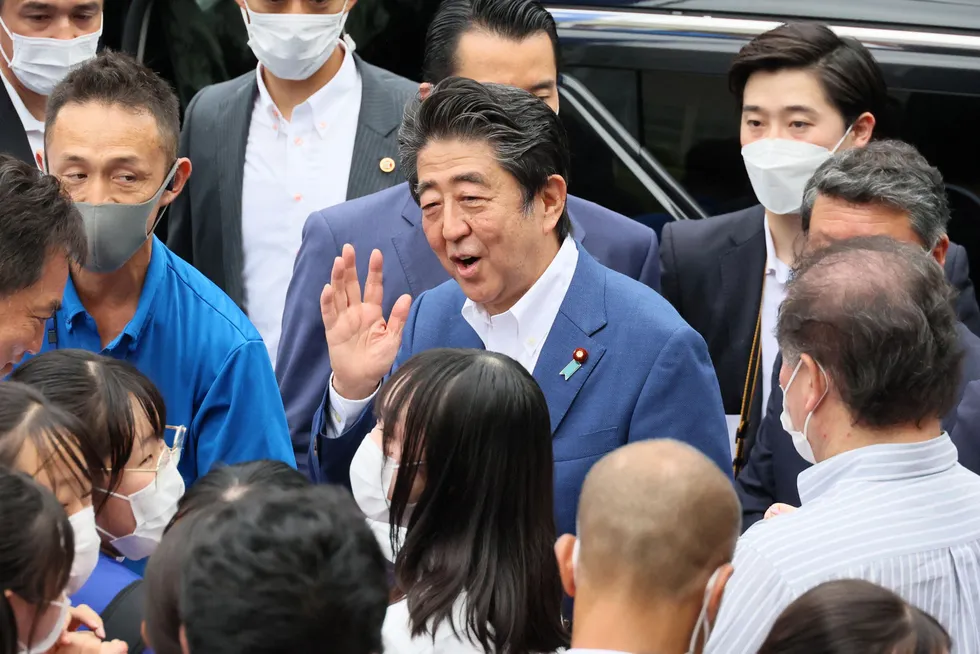 Japans tidligere statsminister Shinzo Abe ble skutt under et valgkamparrangement i Nara fredag. Her er han fotografert under et valgkamparrangement i Tokyo torsdag.