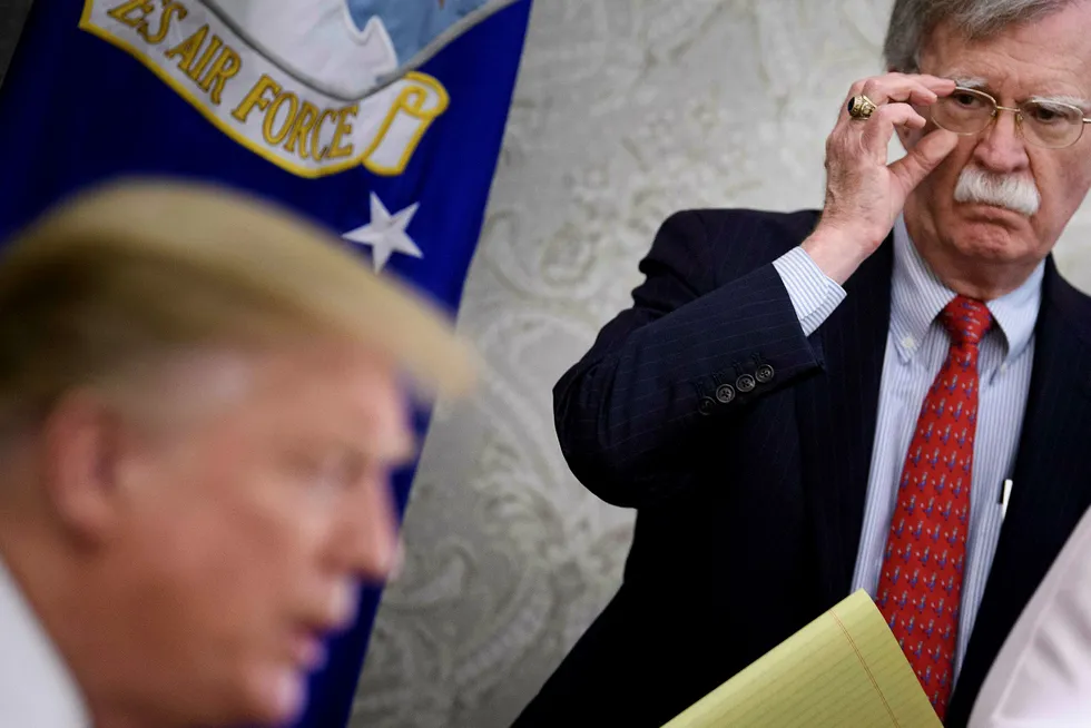 Donald Trump (foran) sparker nasjonal sikkerhetsrådgiver John R. Bolton med øyeblikkelig virkning.
