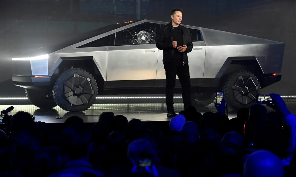 Elon Musk stenger ned en Tesla-fabrikk i Fremont, California. Aksjen faller bratt.