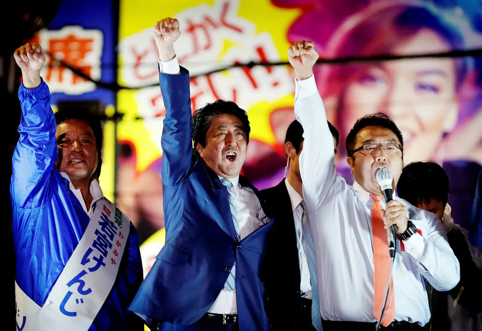 Japanske velgere vil sannsynligvis gjenvelge Shinzo Abe (midten) og Det liberaldemokratiske partiet i helgen. Foto: Kim Kyung-Hoon/Reuters/NTB Scanpix